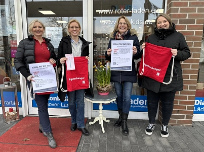 Equal Pay Day 2026 Sabina Gruba, berufspädagogische Fachanleiterin
Kerstin Klein, Leiterin der Jugendberufshilfe Roter Faden
Kirsten Böddeker, Gleichstellungsbeauftragte der Stadt Ronnenberg stehen vor dem Diakonielädchen Kids.
Anna Wolf, Wirtschaftsförderin der Stadt Ronnenberg © Stadt Ronnenberg